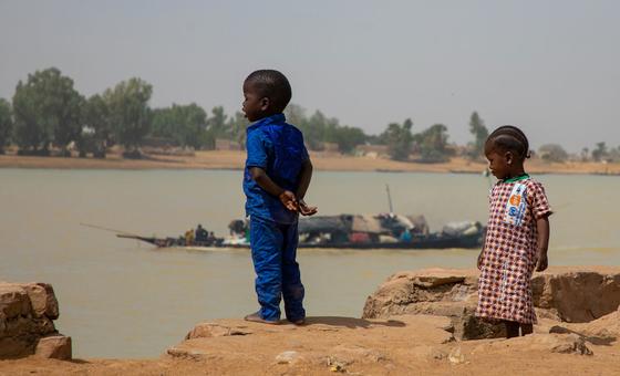 (أرشيف) طفلان يقفان بجوار نهر في مالي.
